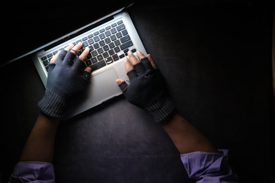 Growth hacking, hızlı bir şekilde farklı stratejileri deneyerek, en etkili olanları belirlemeyi amaçlar. Bu süreçte sürekli öğrenme ve adapte olma önemlidir.
