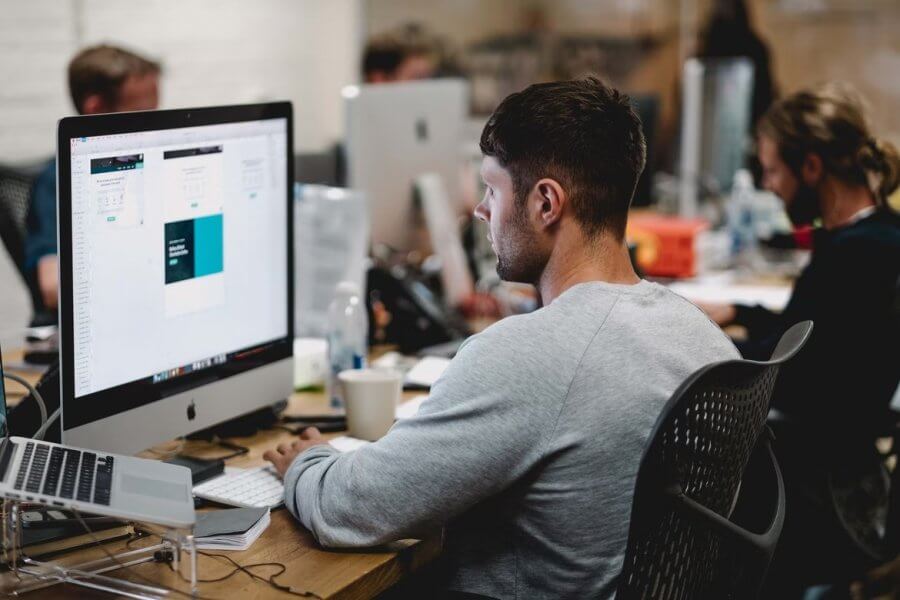 Web tasarımında erişilebilirliğin önemi ve bu konuda dikkat edilmesi gereken standartları anlatır. Kurumsal şirketler için de erişilebilir web tasarımı oluşturmanın 