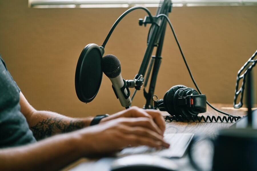 Podcastlar, dijital dünyanın hızla yükselen yıldızlarından biri haline geldi. Bu makalede, podcast yaratmanın temellerini ve podcastlerin işitme alışkanlıklarını nas