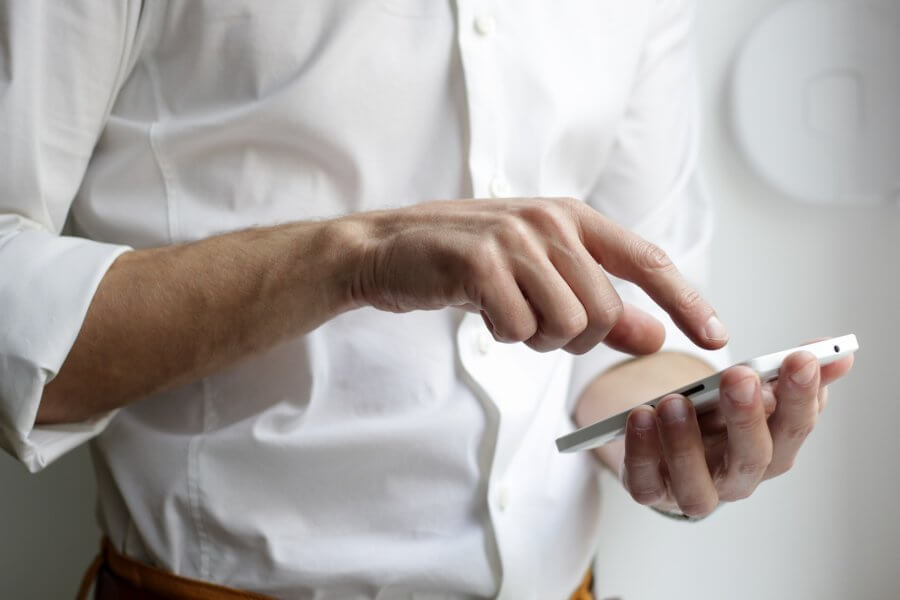 Akıllı telefonlar, tabletler, akıllı saatler, akıllı gözlükler veya diğer -laptop olmayan kişisel mobil bilgi işlem cihazları için bir işletim sistemi.